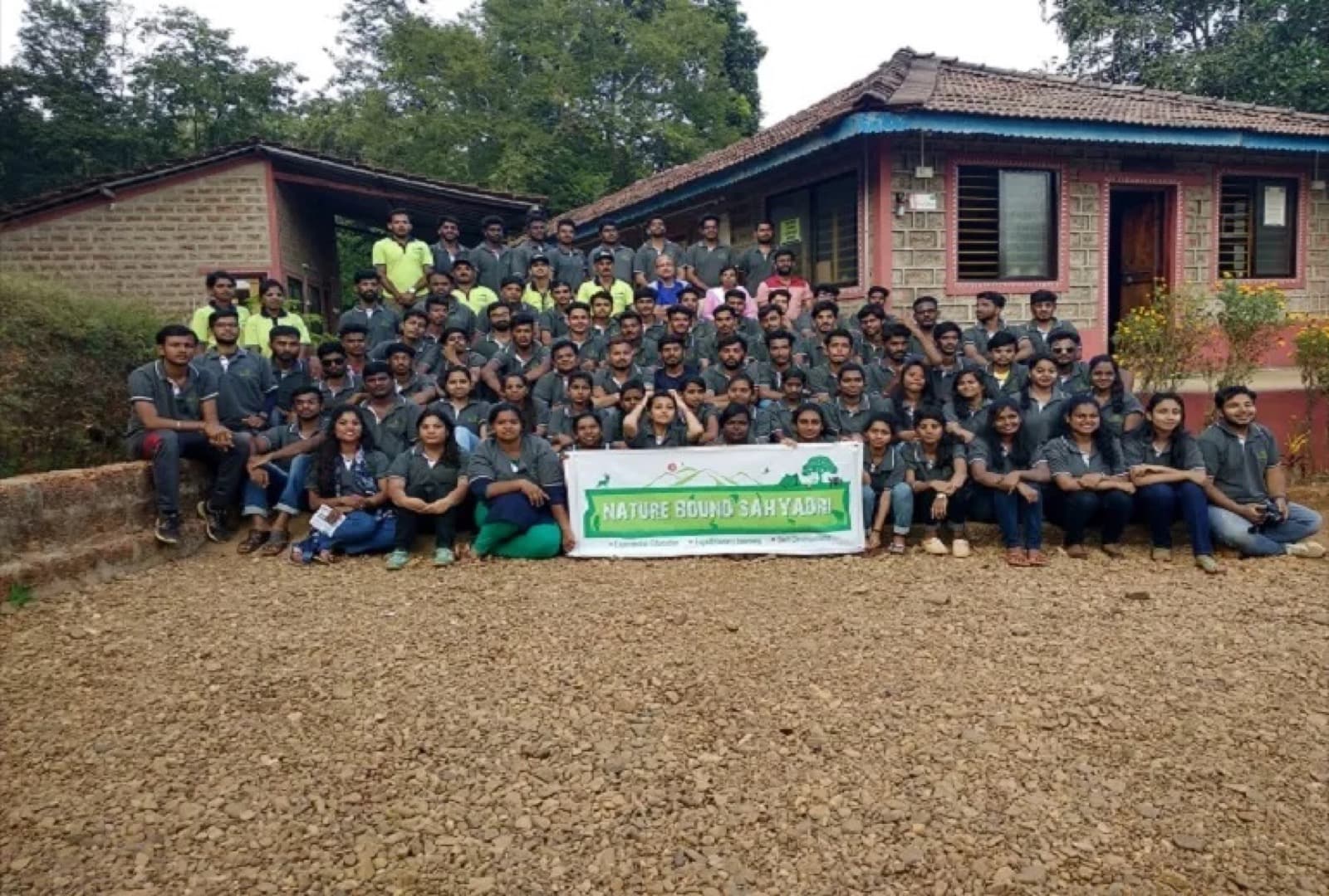 A large group of IBMR students on an orientation outing